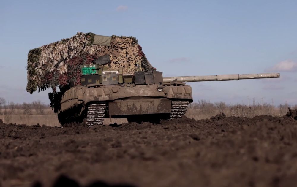 Экипажи Т-80БВМ уничтожили бронетехнику ВСУ, не входя в зону поражения
