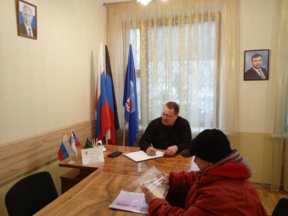 Сегодня, 18 декабря, в общественной приемной партии "Единая Россия" Киевского района г. Донецка, провел прием граждан глава администрации Киевского района г. Донецка Валентин Левченко