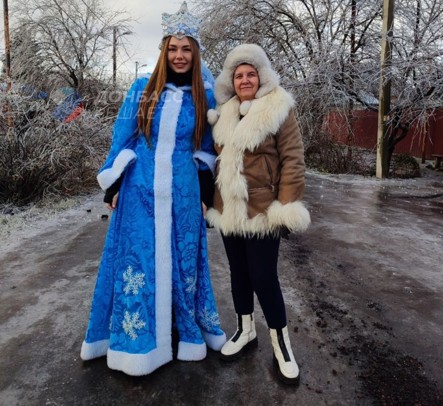 Вот такие Снегурочки в одном из самых обстреливаемых районов Донецка - поселке шахты "Трудовская"