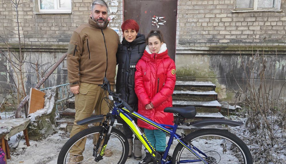 Алексей Дорофеев подарил девочке из Донецка велосипед в рамках акции «Ёлка желаний»