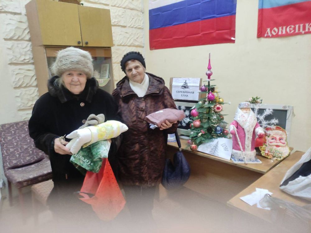 Василий Ткачук: В рамках акции «Серебряная елка» Партии «Единая Россия», передал подарки нашим пенсионерам в территориальный центр Калининского района