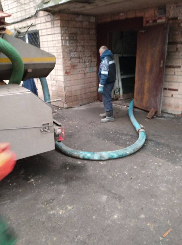 Василий Ткачук: Силами шеф-региона г. Москва ведутся работы по откачиванию стоков из подвального помещения жилого дома № 25 по ул. Карпинского для дальнейшего проведения ремонтных работ на трубопроводе системы водоотведения