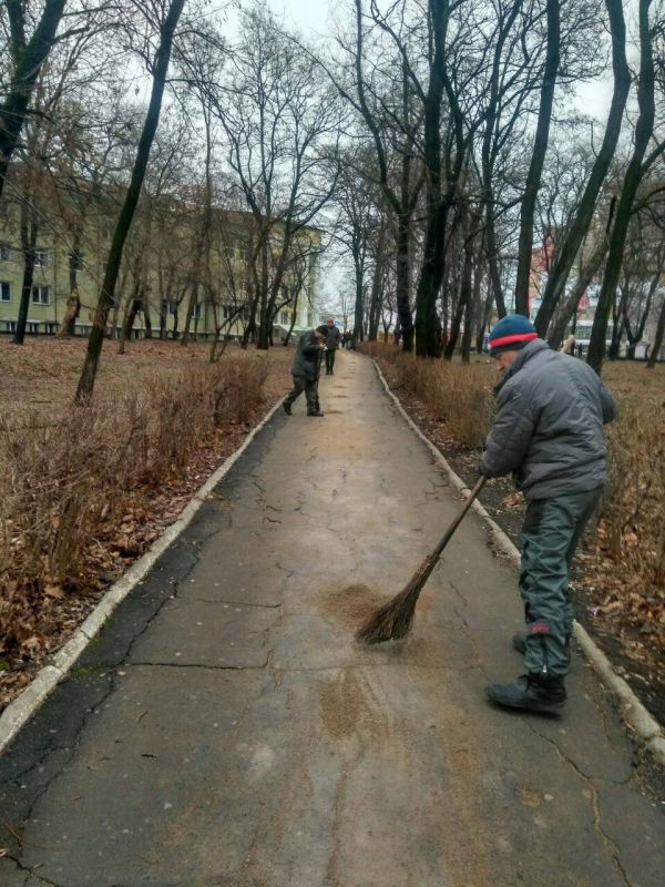 Василий Ткачук: Сегодня сотрудники администрации, предприятий, учреждений и организаций Калининского района, приняли участие в еженедельной экологической акции «Чистый четверг»