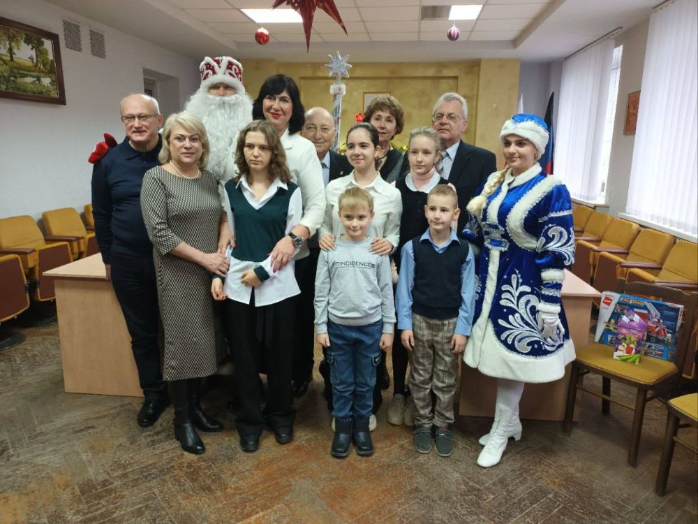 Василий Ткачук: Сегодня в администрации Калининского района города Донецка в преддверии Нового года прошла благотворительная акция ВПП «Единая Россия» Дед МороZ Za нас!