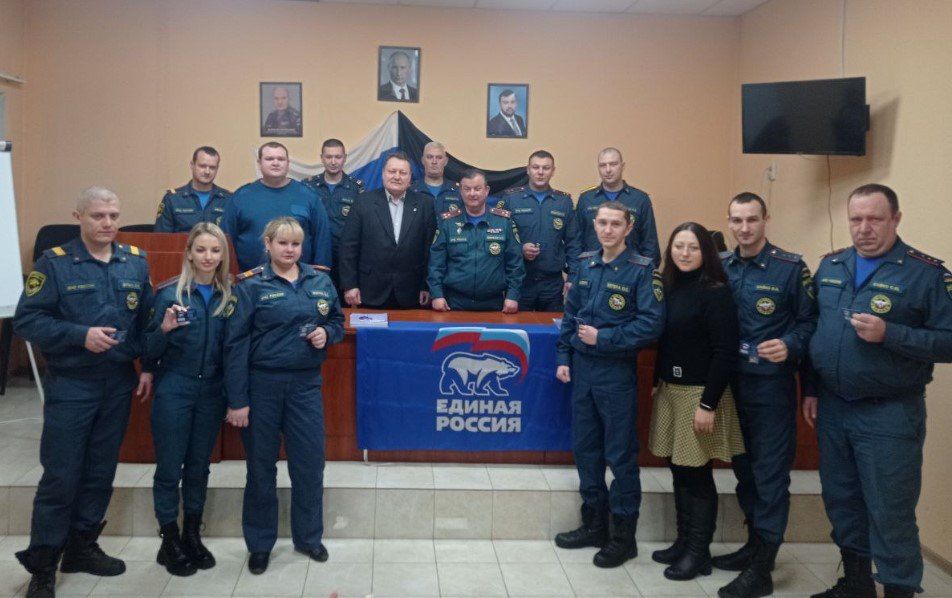 Сегодня с особой данью признания и глубокого уважения людям мужественной профессии спасателя-пожарного глава администрации...