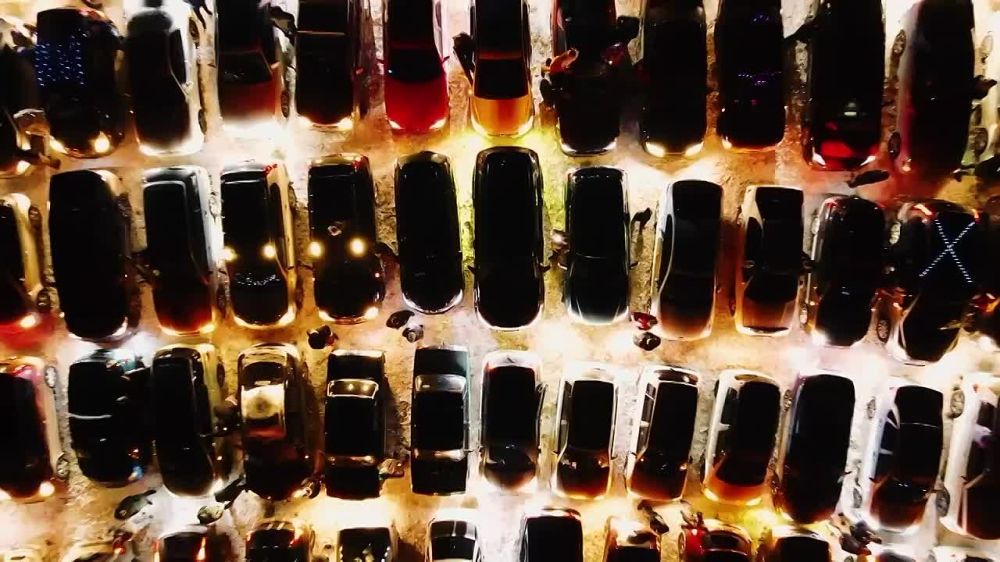 Автомобилисты Красноярска провели новогодний флешмоб - на 800 машинах собрали самую большую елку в России и вошли в Книгу Рекордов страны!