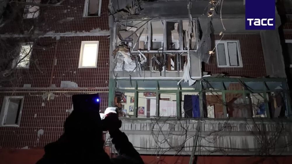 Сильный пожар начался в Горловке Донецкой Народной Республики после обстрела местного торгового центра "Галактика", рассказал наш корреспондент