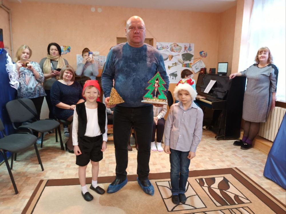 Василий Ткачук: Сегодня, 26 декабря, для детей Муниципальных бюджетных дошкольных образовательных учреждениях «Ясли-сад № 129 г. Донецка» и «Ясли-сад № 335 г. Донецка» состоялись новогодние утренники