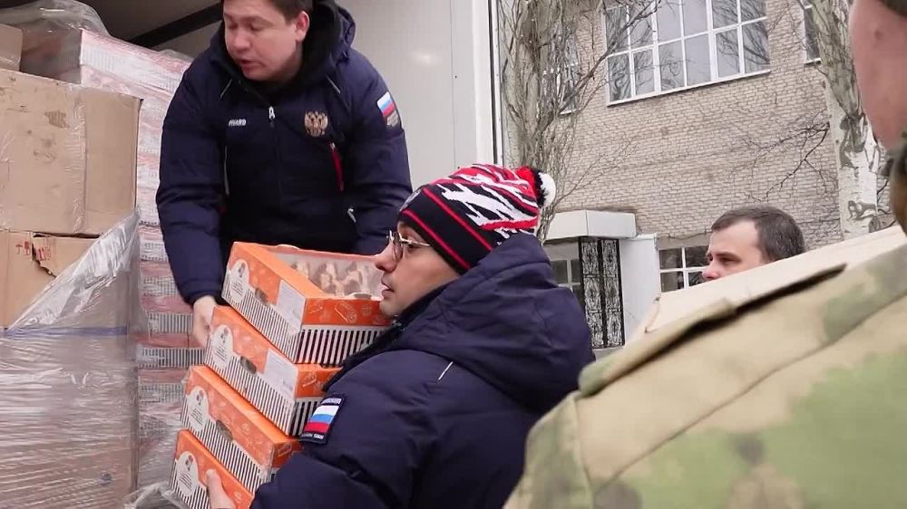 Денис Аширов посетил ДНР и поздравил детей с наступающим Новым годом