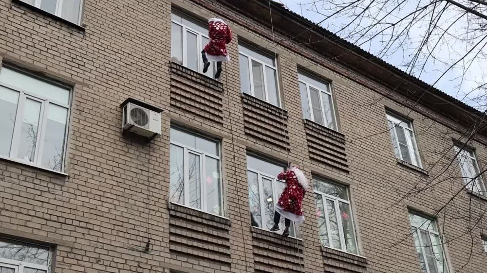 Десант Дедов Морозов в больнице Донецка