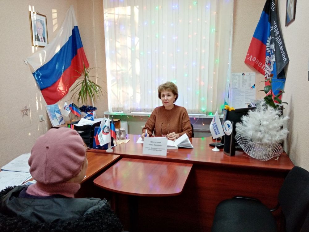 Василий Ткачук: Сегодня депутаты Донецкого городского совета ДНР Инна Преснухина, Рифат Грачев провели приемы граждан в рамках работы общественной приемной Всероссийской политической партии «Единая Россия» в Калининском районе города Донецк