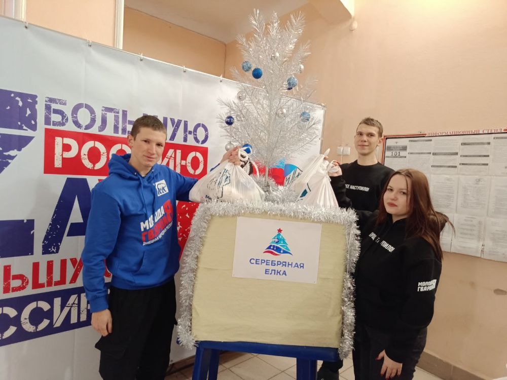 Юрий Будрин: Серебряная ёлка. Сегодня 28 декабря 2023 года активисты ОБЩЕСТВЕННОЙ ОРГАНИЗАЦИИ "МОЛОДАЯ РЕСПУБЛИКА" поздравили с наступающим Новым годом и Рождеством Христовым подопечных Территориального Центра социального обслуживания