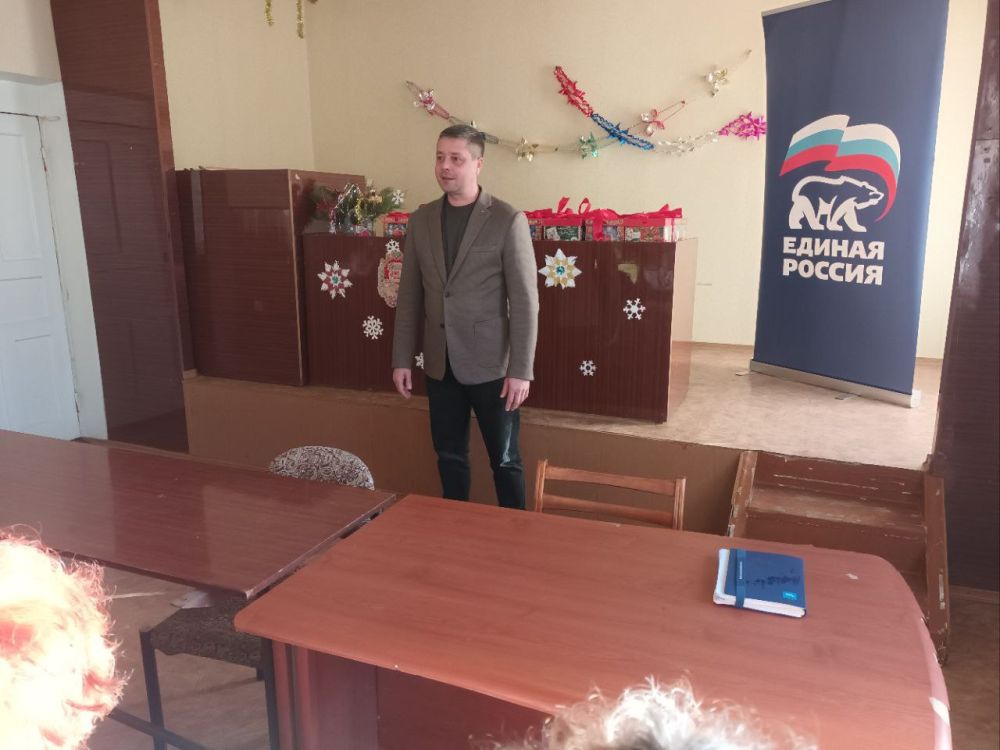 Василий Ткачук: Сегодня, 28 декабря, в преддверии Новогодних праздников поздравил сотрудников МУП АГД « Управляющая компания Калининского района» с наступающим новым 2024 годом и передал сладкие подарки их детям от ВПП "Единая Россия"!