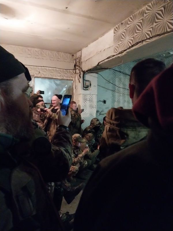 Еду из Ростова-на-Дону. Пять дней работали в ДНР по пунктам временной дислокации, короче, читали бойцам стихи, пели песни, нижегородцы привезли подарки