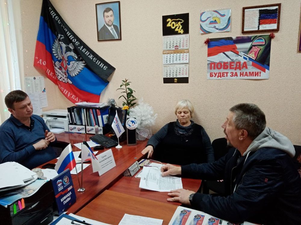 Василий Ткачук: Сегодня, 28 декабря, в общественной приемной Всероссийской политической партии «Единая Россия» Калининского района города Донецка состоялся приём граждан заместителем главы администрации района Александром Гречко