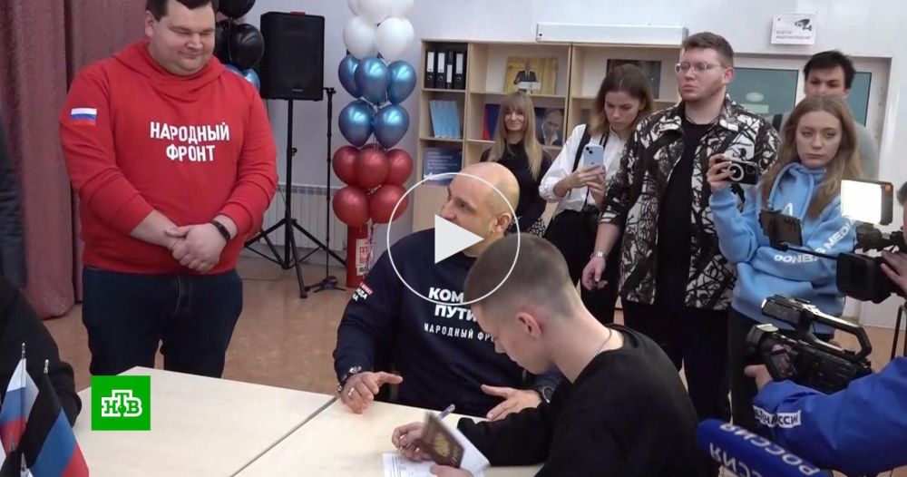 Жога встретился с волонтерами, собирающими подписи в поддержку Путина