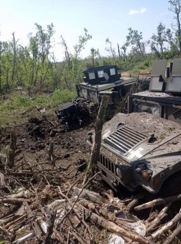 Чингис Дамбиев: Два подбитых на Донецком направлении украинских бронированных Humvee американского производства
