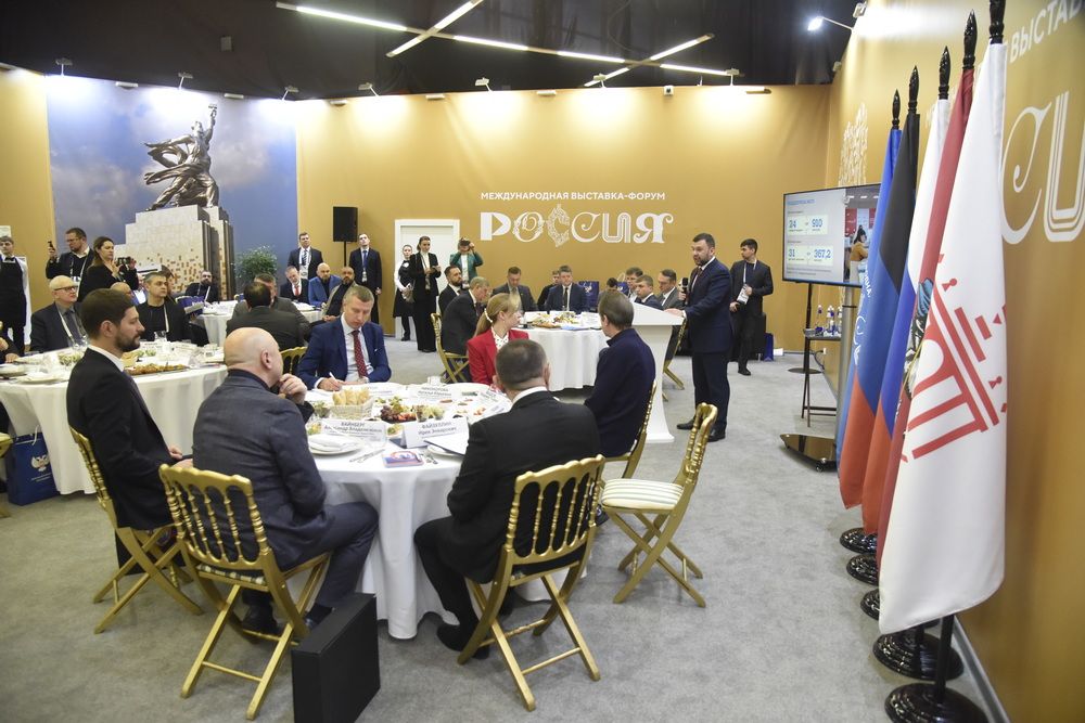 Денис Пушилин провел встречу с представителями делового сообщества на выставке «Россия»