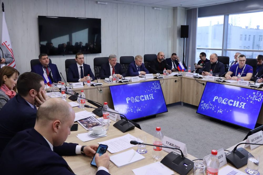 Владимир Ежиков: В рамках дня Донецкой Народной Республики на выставке-форуме «Россия», который проходит сегодня в Москве, принял участие в работе круглого стола «Восстановление Донбасса»