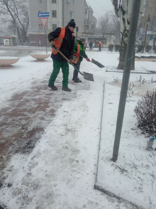 Василий Ткачук: Силами коммунальных служб Калининского района , а также организаций, учреждений района организованы работы по обработке противогололёдными материалами и расчистке дорог, тротуаров, остановочных пунктов и пешеходных переходов от снега