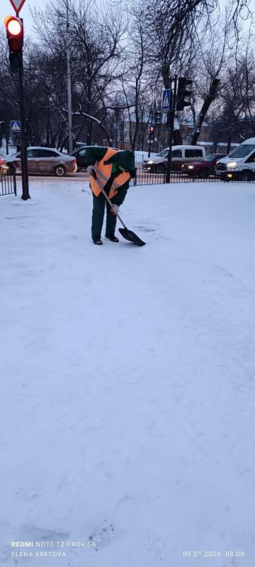 Василий Ткачук: Силами коммунальных служб, а также предприятий, организаций, учреждений Калининского района продолжается уборка территорий от снега и наледи