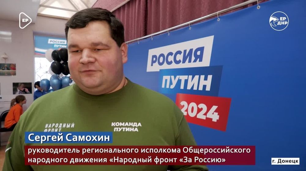 Артём Жога вручил первые в ДНР удостоверения доверенных лиц кандидата в Президенты Владимира Путина