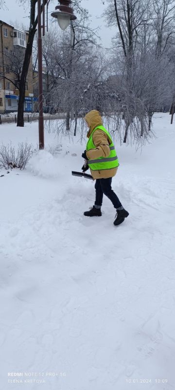 Василий Ткачук: Сегодня силами коммунальных служб, а также предприятий, организаций, учреждений Калининского района продолжается уборка территорий от снега