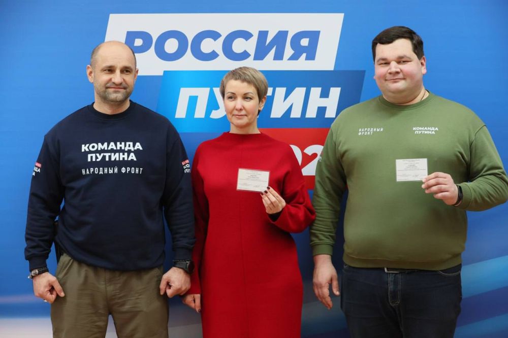 Жога вручил в ДНР первые удостоверения доверенных лиц кандидата в Президенты Путина