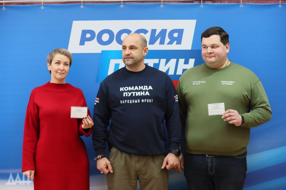 Жога вручил в ДНР первые удостоверения доверенных лиц кандидата в президенты Владимира Путина