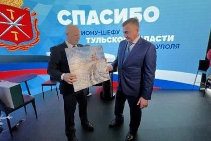Моргун передал губернатору Тульской области подарки и благодарность от Мариуполя