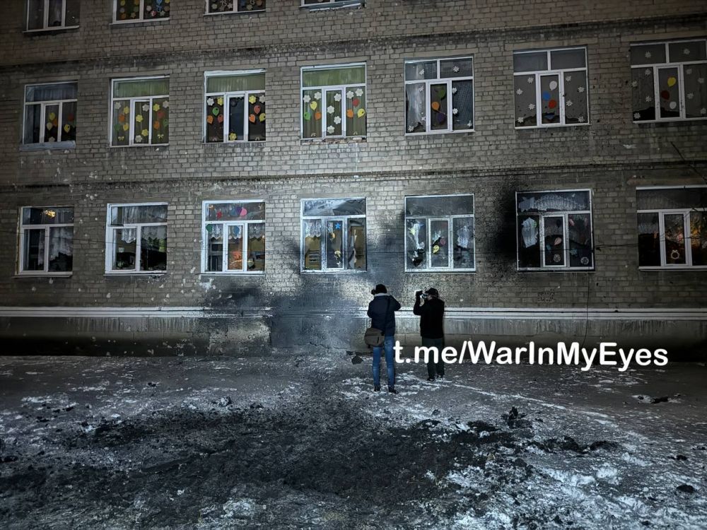 Родион Мирошник: Два реактивных снаряда РСЗО разорвались перед зданием школы № 62 в Куйбышевском районе Донецка