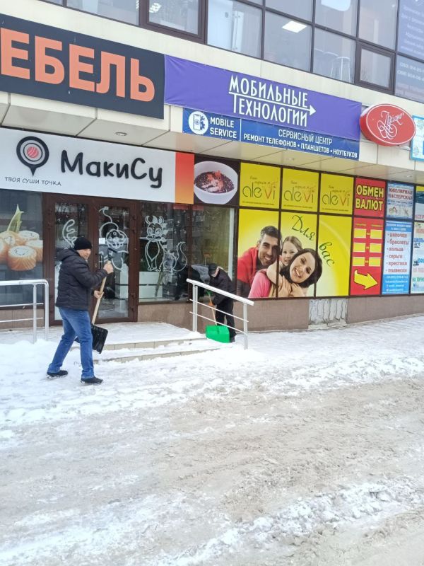 Василий Ткачук: Торговые предприятия Калининского района приступили к уборке прилегающих территорий от снега