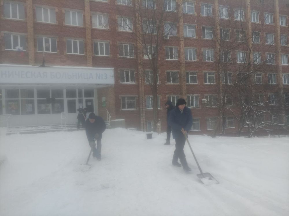 Василий Ткачук: Продолжаем уборку снега на прилегающих территориях и пешеходных тротуарах