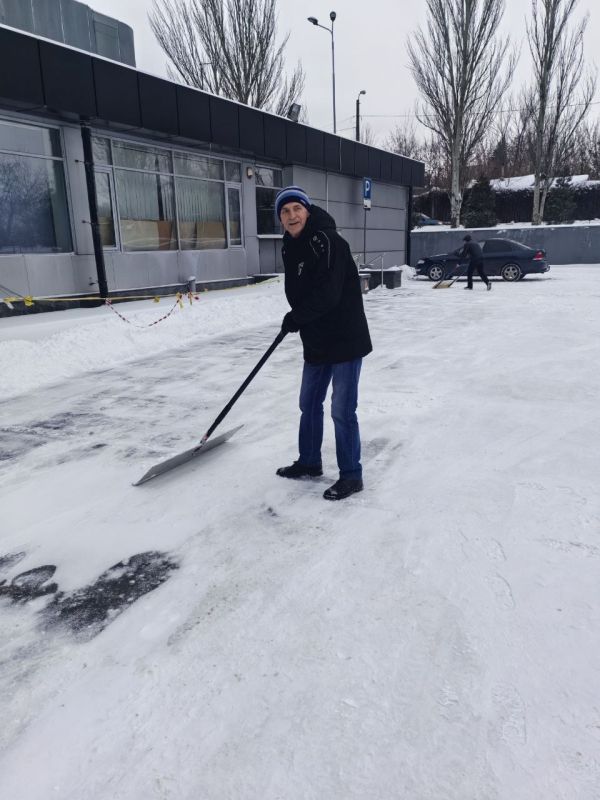 Василий Ткачук: Все предприятия, организации и учреждения района активно приступили к уборке снега!