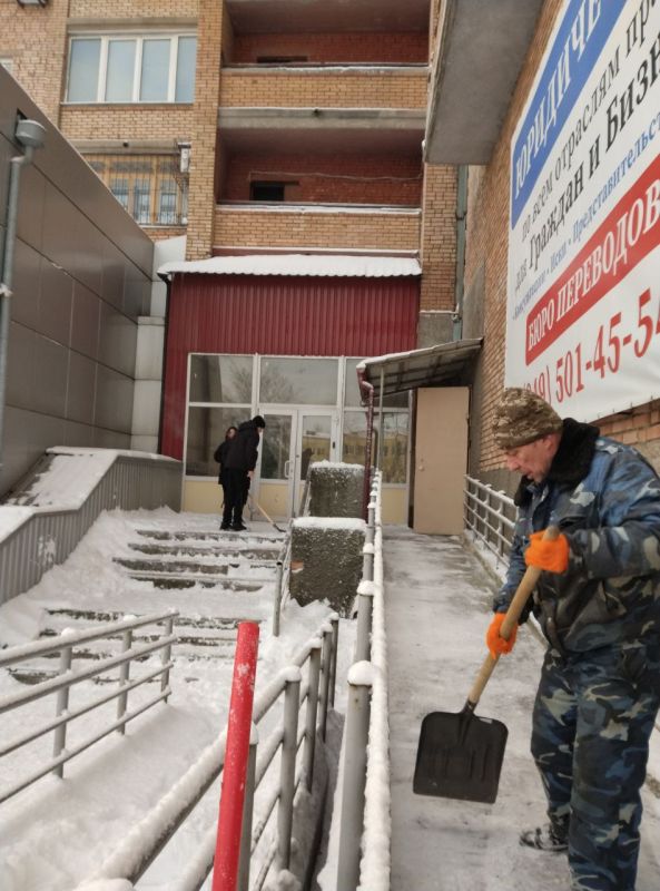 Василий Ткачук: Продолжаем уборку снега на прилегающих территориях и пешеходных тротуарах