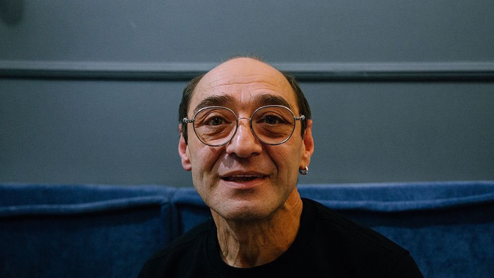 Кричит и возит на могилы героев: Как драматический актёр-психолог помогает заговорить контуженным бойцам СВО