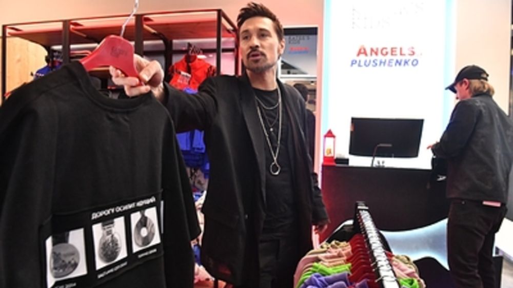 Дима Билан привез подарки детям Донецка и забрал кота из местного приюта