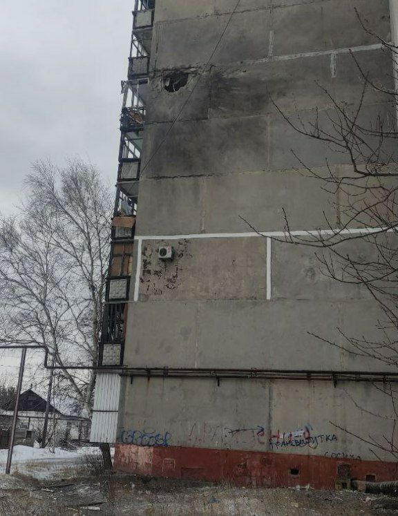 Вследствие обстрела жилого массива «Комсомолец» в Никитовском районе Горловки, зафиксировано прямое попадание снаряда ВСУ в многоквартирный жилой дом