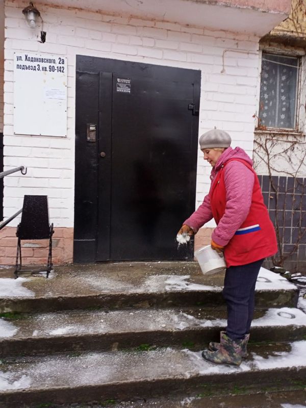 Василий Ткачук: В Калининском районе г. Донецка продолжается уборка территории от снега и наледи, а также посыпка противогололедным материалом