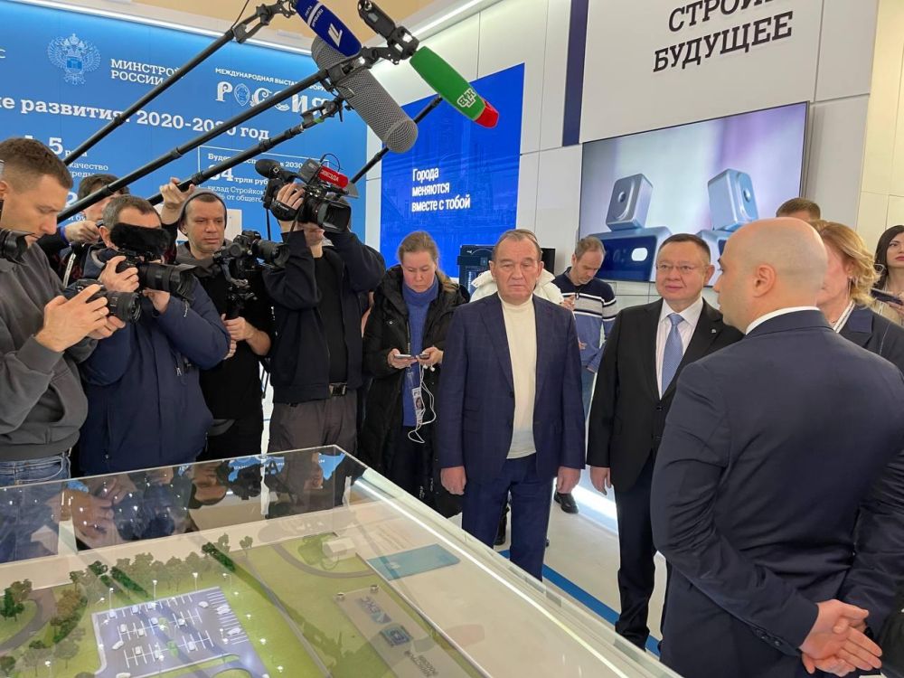 Министр строительства и ЖКХ РФ Ирек Файзуллин на Выставке «Россия» открыл отраслевой День строительства и ЖКХ