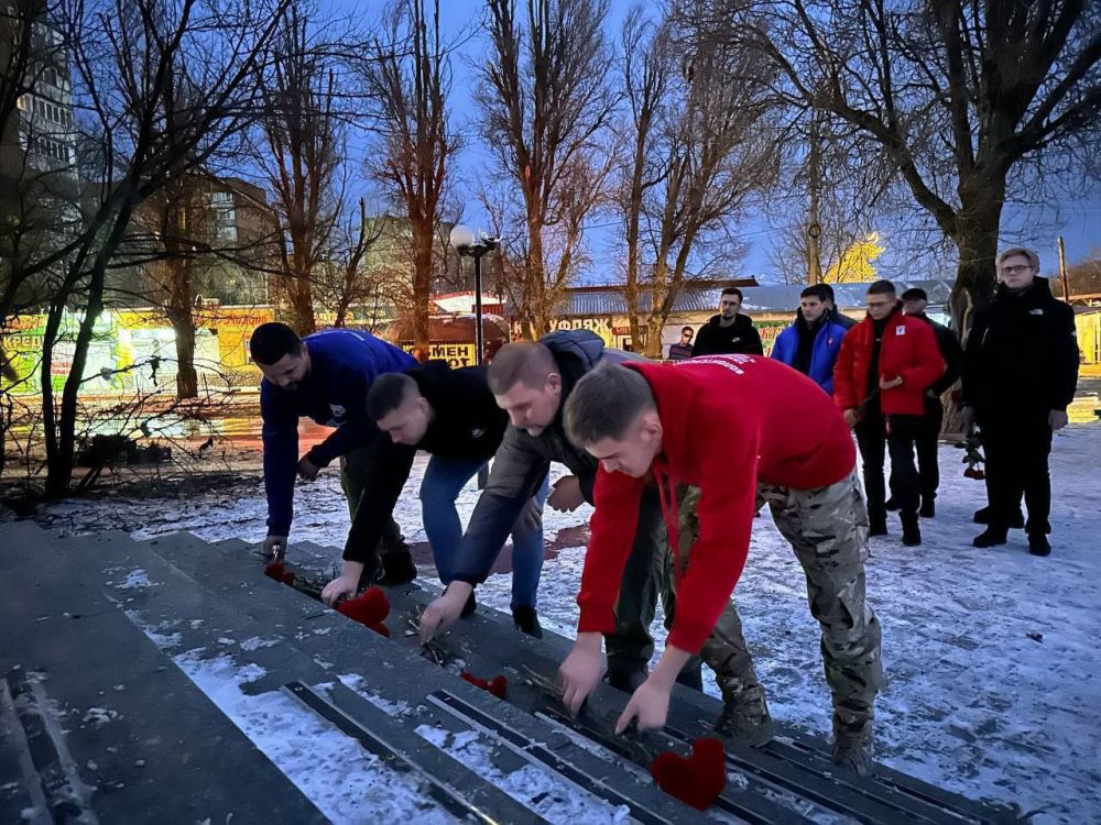 Никита Васильев: Жители Донецка несут цветы к месту гибели людей на рынке в микрорайоне Текстильщики