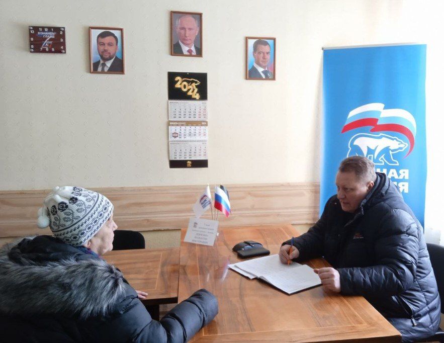 Сегодня, в общественной приемной партии "Единая Россия" Киевского района г. Донецка, глава администрации Киевского района г.Донецка Валентин Левченко провел прием граждан