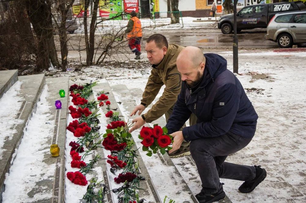 Дончане несут цветы к стихийному мемориалу в память о погибших в результате вчерашнего обстрела ВФУ микрорайона Текстильщик