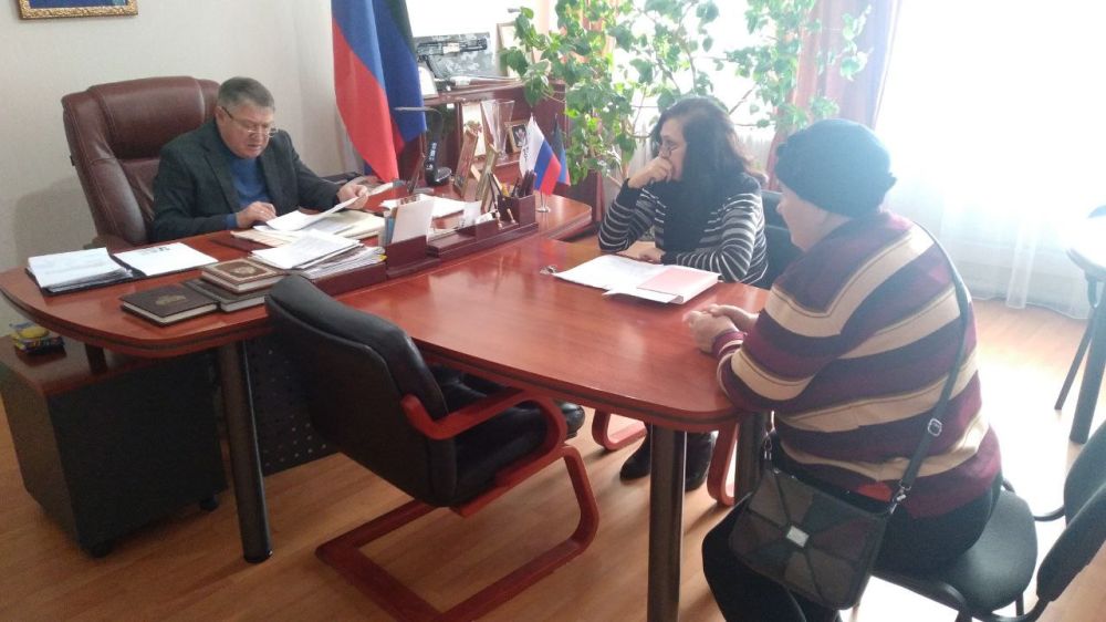 Прием граждан. Сегодня, 22 января, в администрации Кировского района Донецка прошел личный прием граждан. Прием провел глава администрации Кировского района г. Донецка Юрий Будрин