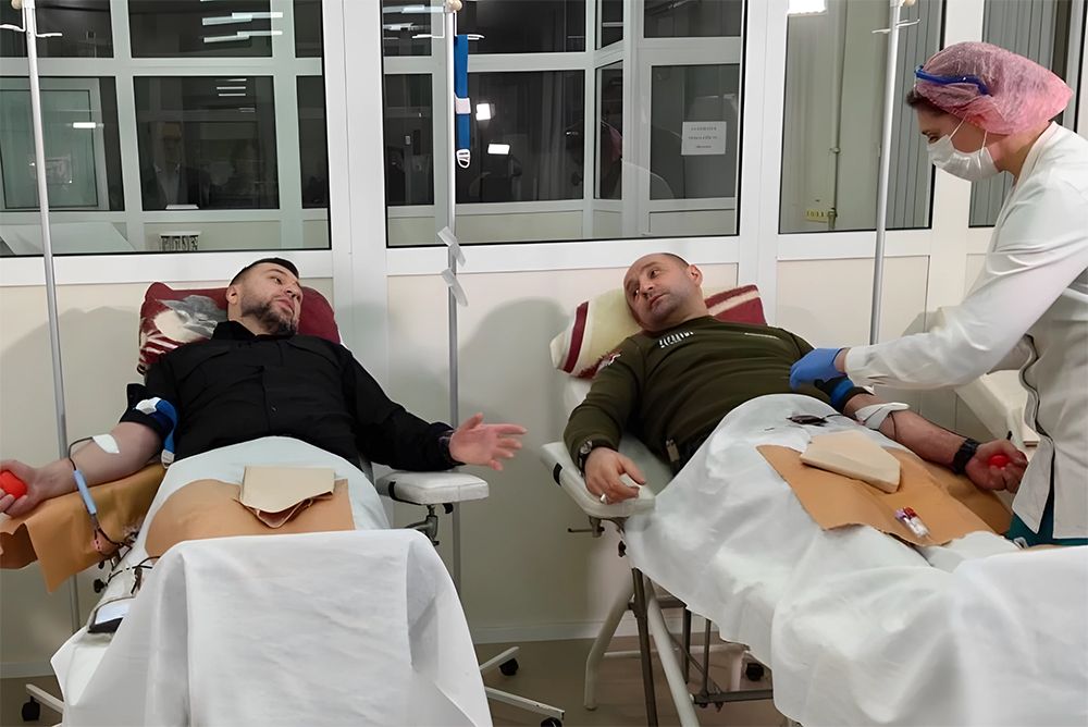 Денис Пушилин и Артем Жога сдали кровь и призвали последовать их примеру