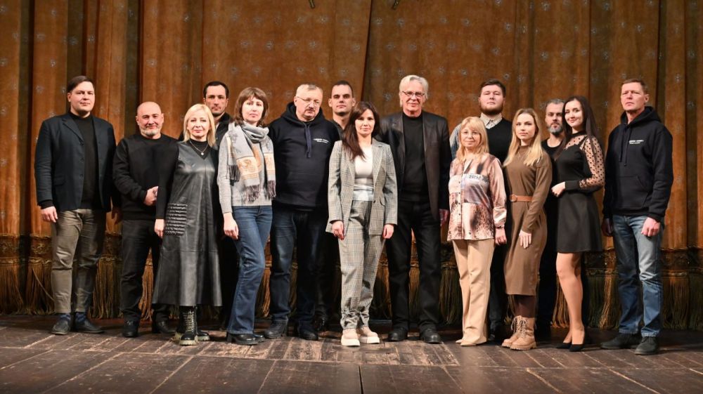 В донецкой муздраме состоялась встреча с учредителем конкурса авторской военной патриотической песни – «Донбасс. Песни с передовой» Виталием Ширшовым