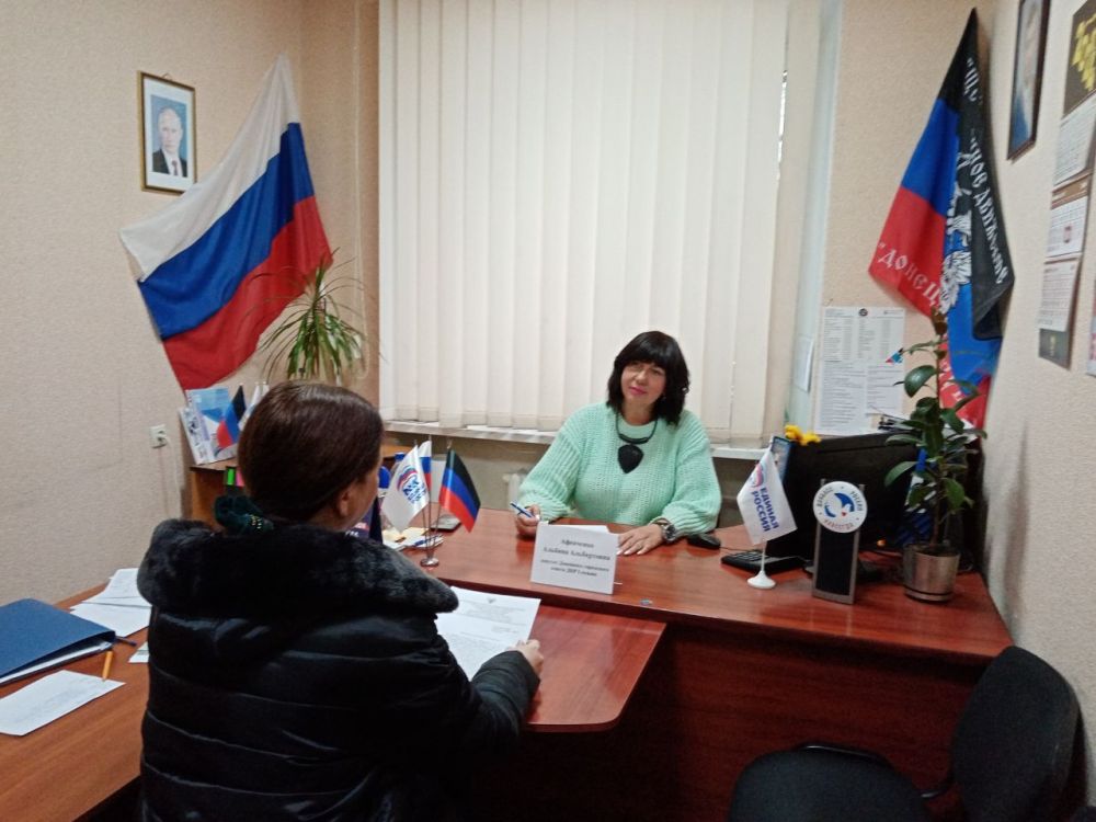 Василий Ткачук: Сегодня, 26 января, депутат Донецкого городского совета ДНР Альбина Афенченко провела прием граждан в рамках работы общественной приемной Всероссийской политической партии «Единая Россия» в Калининском районе города Донецк