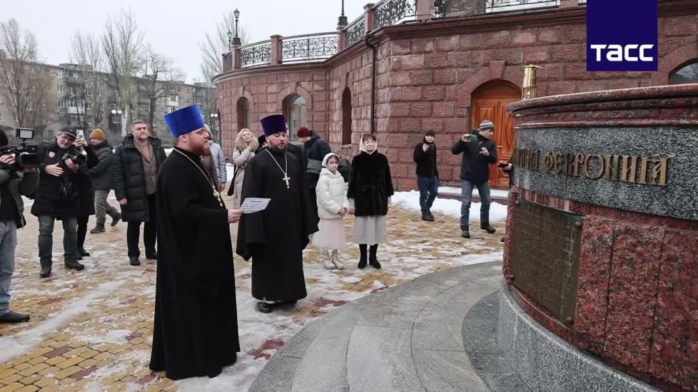 Огонь Всероссийского семейного очага "Сердце России" прибыл в Донецк