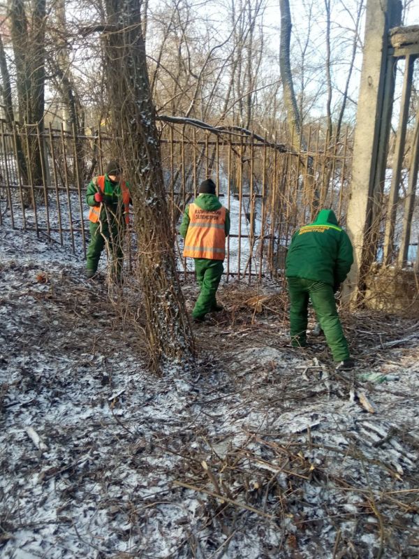 Василий Ткачук: Сегодня работники Муниципального унитарного предприятия администрации города Донецка "ЗЕЛЕНСТРОЙ КАЛИНИНСКОГО РАЙОНА" продолжают работы по уборке и вывозу веток по проспекту Ильича в Калининском районе