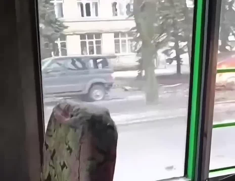 Родион Мирошник: Появились первые кадры после обстрела Калининского района Донецка, за окном маршрутки можно увидеть место, куда ударила украинская ракета